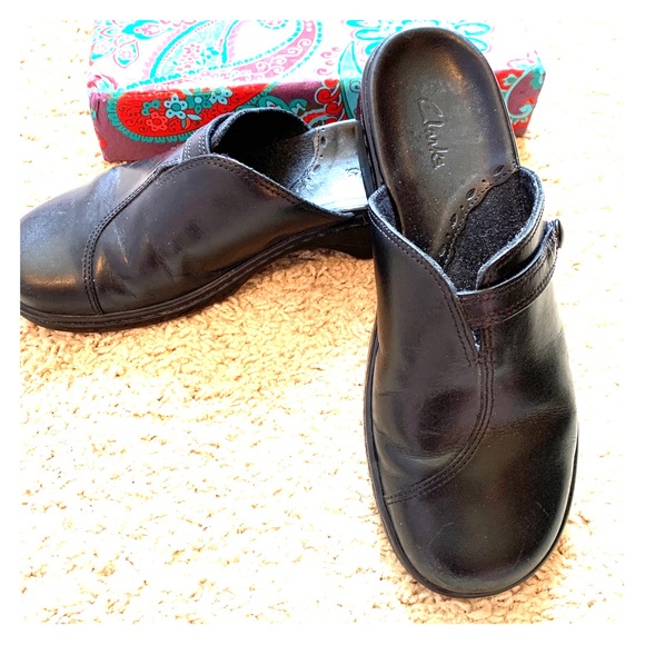 clarks black leather clogs